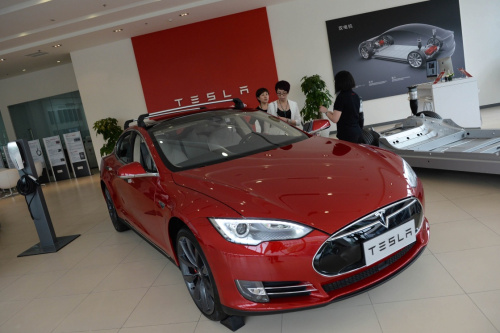 2015年5月7日，电动汽车爱好者在西安特斯拉体验中心参观特斯拉Model S P85D轿跑车。新华社记者 刘潇 摄