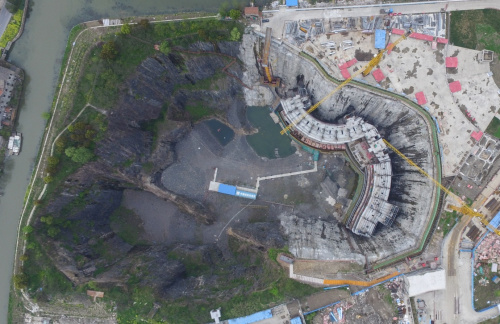 近日，位于上海市松江区的“深坑酒店”正在进行钢结构施工，将于7月底实现主体结构封顶。新华社记者 裴鑫 摄