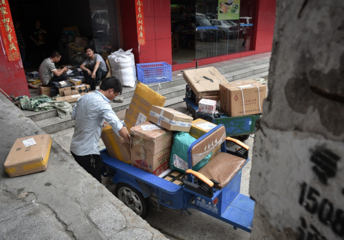 4月5日，在深圳八卦岭地区，天天快递的快递员清点三轮电动车上的货物。新华社记者 毛思倩 摄