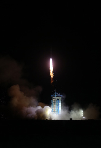 4月6日，搭载实践十号卫星的长征二号丁运载火箭升空。