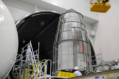 这是2015年9月8日拍摄的正在调试中的实践十号卫星。