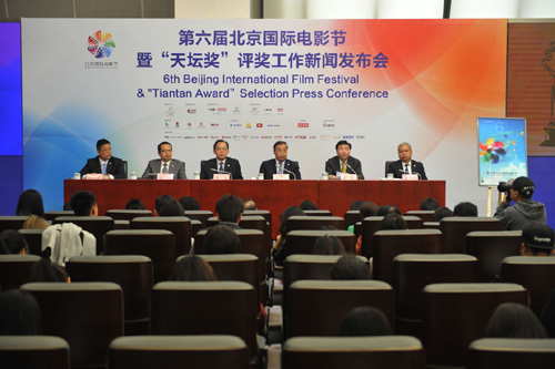 4月6日，第六届北京国际电影节暨“天坛奖”评奖工作新闻发布会在北京举行。据悉，第六届北京国际电影节由国家新闻出版广电总局和北京市人民政府主办，将于2016年4月16日至23日在北京举行，主要包括开闭幕式、主题论坛、电影嘉年华、新片发布等200余项活动。