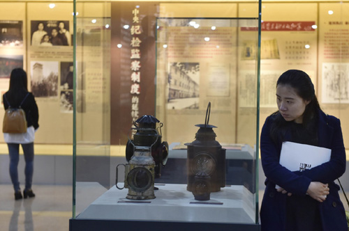 4月6日，观众在王荷波生平事迹展上参观。