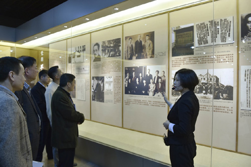 4月6日，讲解员（右一）在王荷波生平事迹展上为观众讲解。 当日，“品重柱石——王荷波生平事迹展”在福建省革命历史纪念馆开展。展览以王荷波同志的成长和革命工作经历为轴线，通过实物、图片等形式，展示王荷波同志波澜壮阔的革命生涯。王荷波生于福建省福州市，是中国工人运动的杰出先驱、中国共产党早期领导人之一、党的纪律检查事业奠基人。展览将持续到今年9月。