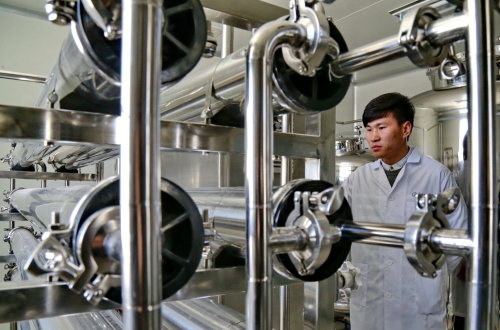4月6日，在河北省迁安市，工人在河北艾驰生物科技有限公司的生产车间工作。新华社记者 杨世尧 摄