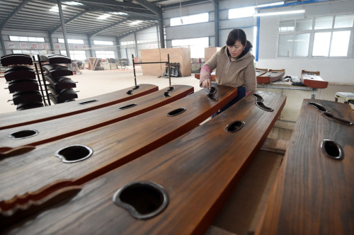 4月6日，河南兰考县一家乐器厂的工人在车间里制作古筝。近年来，河南兰考县利用当地良好的桐木资源，开发生产古筝、琵琶、古琴、二胡等20多个品种的民族乐器，年产民族乐器40多万件，年产值15亿元。新华社记者 李博 摄