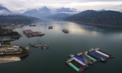 4月6日，船舶停靠在三峡大坝上游秭归县沙湾锚地等待过闸。新华社发（郑家裕 摄）