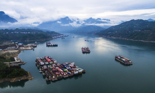 4月6日，船舶停靠在三峡大坝上游秭归县沙湾锚地等待过闸。新华社发（郑家裕 摄）