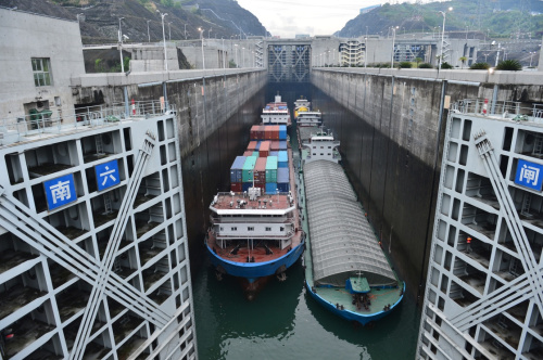 4月6日，船舶有序通过三峡五级船闸下行。据长江三峡通航管理局相关负责人介绍，三峡船闸今年一季度货物通过量创历史同期新高。截至3月31日，三峡船闸今年共运行2577闸次，同比上升7.2%；通过船舶1.01万艘次，同比下降2.3%。与去年同期相比，三峡船闸今年一季度通过旅客2.7万人次，增长127%；通过货物2626万吨，增长7.9%。新华社发（郑家裕 摄）