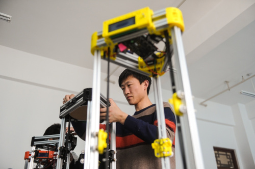 4月6日，赵春恩在实验室中组装3D打印机。新华社记者 王松 摄