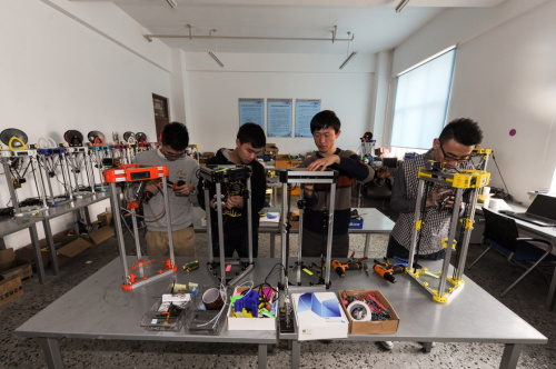 4月6日，黄湘庭（左一）、赵春恩（右二）与陈凯旋（右一）在学校提供的工作室里组装3D打印机。黄湘庭、陈凯旋、赵春恩和孟思源是哈尔滨工程大学机电工程学院四名学生，黄湘庭、陈凯旋、赵春恩在2015年开始相继被学院保研，孟思源刚刚大学二年级，也是班里的尖子生。2015年四人开始研发3D打印机，经过一年的发展，他们的产品在行业内已经小有名气，他们的公司创造了月均收入15万元的销售成绩。黄湘庭告诉记者，由于做到了源头把控，掌握多项专利技术，他们的3D打印机成本降低，又能保证质量，远低于目前四五千元的市场价，打造出高性价比的3D打印机。新华社记者 王松 摄