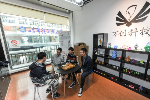 4月6日，黄湘庭、赵春恩、陈凯旋（左二至左四）在与一名有创业想法的同学洽谈合作。新华社记者 王松 摄
