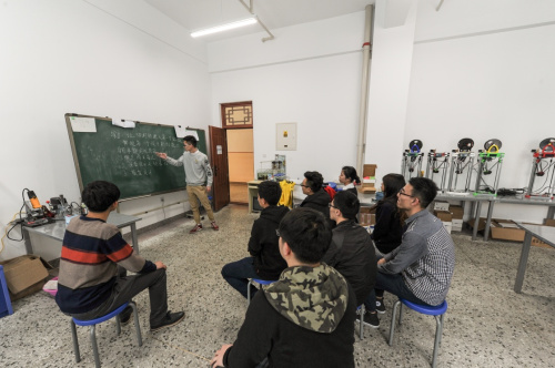 4月6日，黄湘庭（中）在学校提供的实验室里与公司其他团队成员分享销售想法。新华社记者 王松 摄