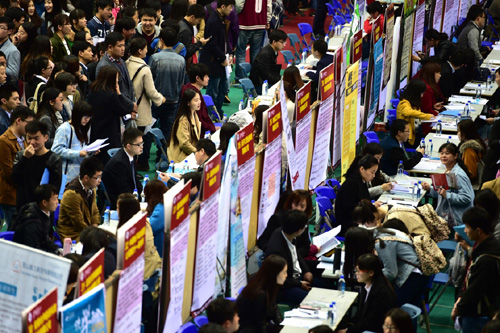 这是安徽大学2016年毕业生春季双选招聘会现场（4月6日摄）