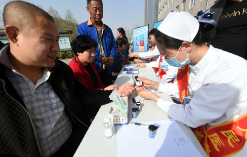4月7日，在位于河北霸州的廊坊市第四人民医院，医生义务为群众测量血糖。