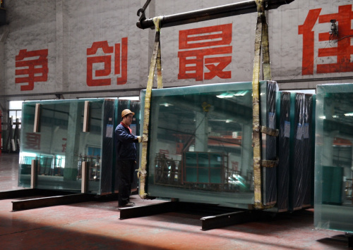 4月7日，工人在沙河市一家玻璃生产企业车间内装卸玻璃。新华社记者 牟宇 摄