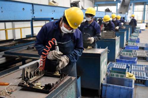 4月7日，工人在车间内拆解废旧家电。近年来，河南省兰考县以企业为主体，以项目为支撑，以技术为驱动，大力推广循环经济产业体系。在河南省兰考县产业集聚区的格林美兰考废弃物处理基地，格林美公司通过回收电子废弃物，进行综合拆解处理，其分类拆解生产线对回收的电视机、洗衣机、电冰箱、空调、电脑和光碟等废旧电子产品实行机械化处理，无废水废渣排放，分离出的金属粉末用作工业原料出售，分离出的塑料可加工成塑木型材。据介绍，2015年园区共处理废弃物3万余吨，实现年产值2亿元左右。新华社记者 李博 摄
