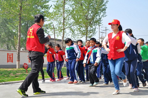 4月9日，青年志愿者与留守儿童一起做游戏。当日，河北省邯郸市文明办关爱农村留守儿童“微爱接力”志愿服务启动仪式在广平县举行。50余名青年志愿者来到辖区金安村小学，为当地留守儿童提供免费体检，并通过亲情陪伴、心理疏导、安全教育、趣味游戏等形式，让孩子们亲身感受到社会的关爱和温暖。