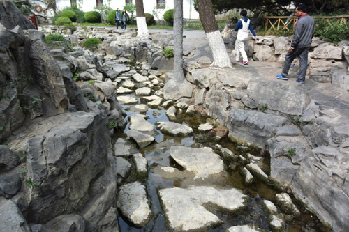 4月12日，位于济南市区的“七十二名泉”之一的马跑泉已经停喷，原来流淌泉水的溪流干涸见底。受干旱影响，山东济南市地下水水位持续下降，位于济南市区的“七十二名泉”已经有多个名泉出现停喷现象。济南被称为“泉城”，以泉水众多闻名，尤其以趵突泉、黑虎泉等“七十二名泉”为代表。