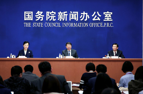 4月12日，国务院新闻办公室举行吹风会，请财政部副部长史耀斌（中）、国家税务总局副局长汪康（右）介绍全面推开营改增试点有关情况，并答记者问。