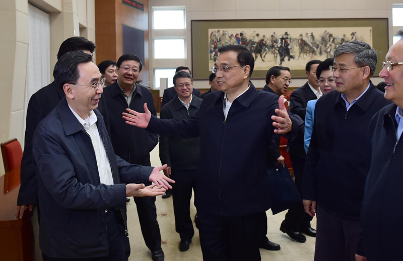 4月11日，中共中央政治局常委、国务院总理李克强在北京主持召开国务院专题座谈会，研究全面实施营改增相关问题，听取部分省份意见，部署下一步工作。这是会后，李克强与广东省长朱小丹交谈。