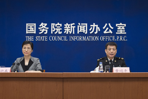 4月13日，海关总署新闻发言人黄颂平（右）介绍2016年第一季度进出口有关情况。当日，国务院新闻办公室举行发布会，邀请海关总署新闻发言人黄颂平介绍2016年第一季度进出口有关情况并答记者问。据黄颂平介绍，今年一季度，我国货物贸易进出口总值5.2万亿元人民币，比去年同期下降5.9%。其中，出口3万亿元，下降4.2%；进口2.2万亿元，下降8.2%；贸易顺差8102亿元，扩大8.5%。