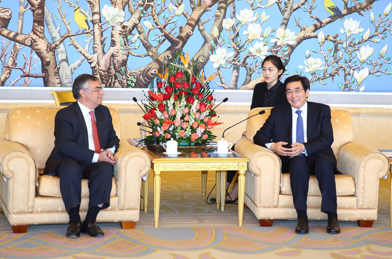 4月14日，中共中央政治局委员、北京市委书记郭金龙在北京会见葡萄牙社会民主党总书记罗萨。