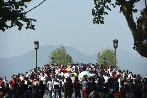 5月1日,杭州西湖断桥上游人络绎不绝.新华社记者 黄宗治 摄