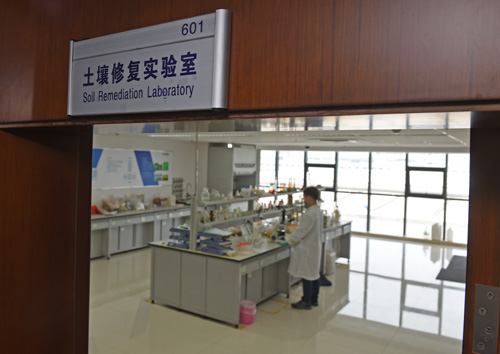 在湖南永清环保研究院实验室里，工作人员正在对稻田里采集回来的土壤样本进行检测（4月28日摄）。 新华社记者 李尕摄