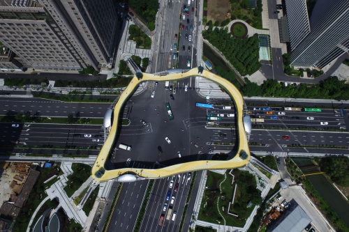 当日,位于杭州市区新塘路与庆春路交叉口的异形景观人行天桥建成并