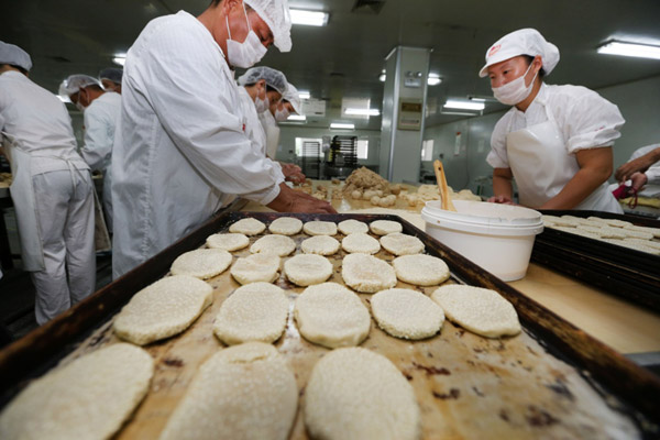 新华社发(许丛军 摄)7月16日,残疾人学习中式传统点心制作.