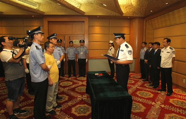 图为:缉私警察向嫌疑人黄海勇告知其诉讼权利和义务 范立新/摄