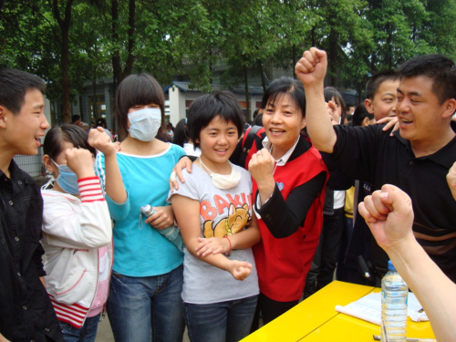 董惠娟（左五）在2008年汶川地震时对受灾孩子进行心理疏导。新华社发