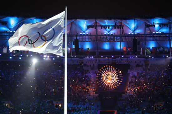 这是国际奥委会会旗与主火炬遥相呼应.新华社记者 郑焕松 摄