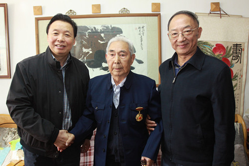 刘鹏(右,杨树安(左)与牧云山合影根据中央统一部署,国家体育总局局长