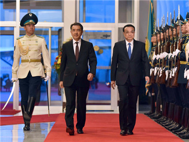 李克强抵达阿斯塔纳出席中哈总理第三次定期会晤并对哈萨克斯坦进行正式访问_副本.jpg