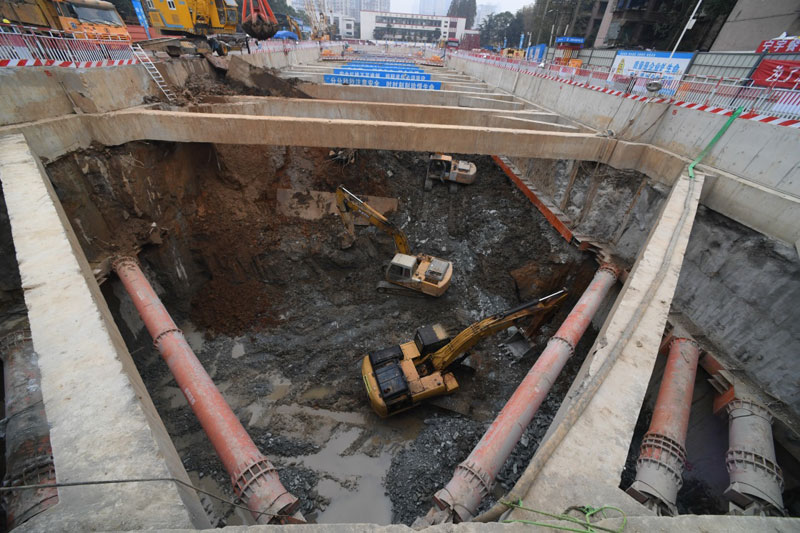 11月29日,工程车辆在长沙地铁4号线最小车站——望月湖站施工作业.