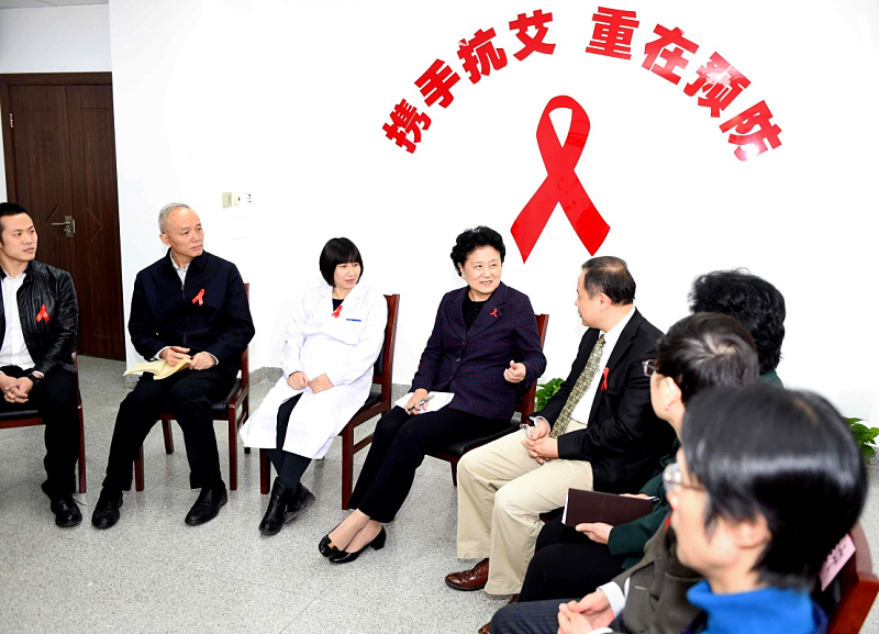 12月1日，在第29个世界艾滋病日之际，中共中央政治局委员、国务院副总理、国务院防治艾滋病工作委员会主任刘延东深入基层考察艾滋病防治工作并召开座谈会。