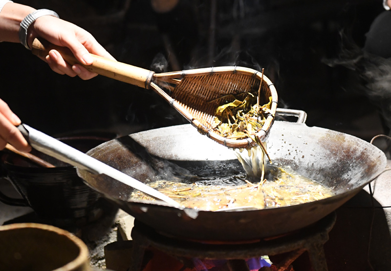 每当客人来访,侗族同胞都会烧火架锅为客人打油茶.