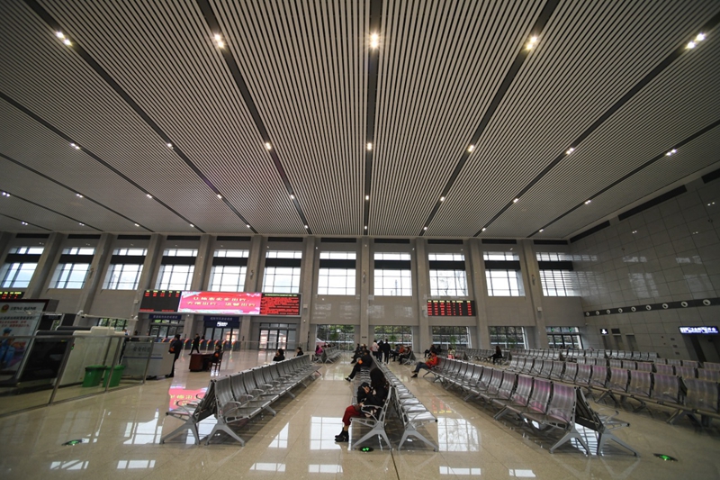 这是12月26日拍摄的长株潭城际铁路长沙站候车大厅.