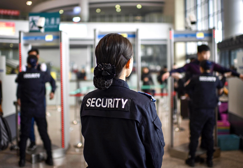 1月6日,乌鲁木齐站的安检员对进站旅客进行安检.