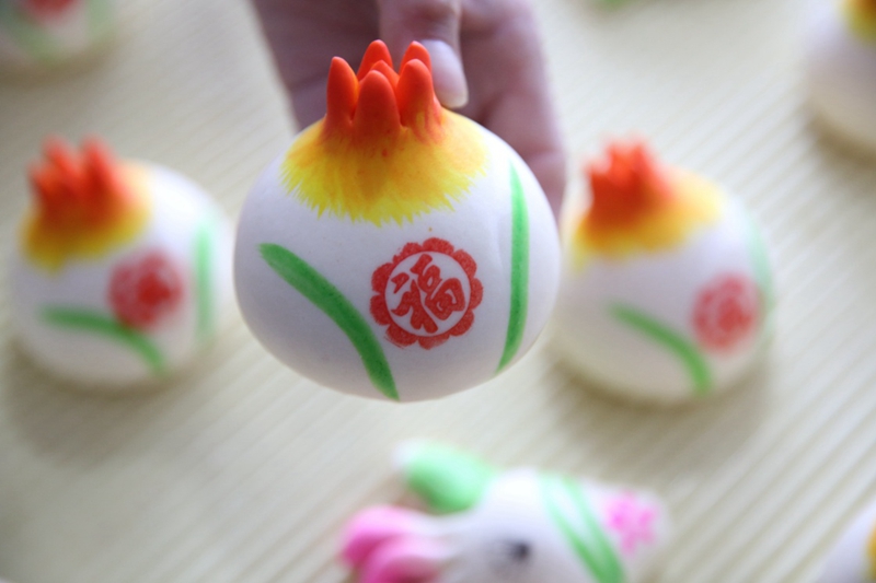 山东青岛:新颖面塑俏销年节市场