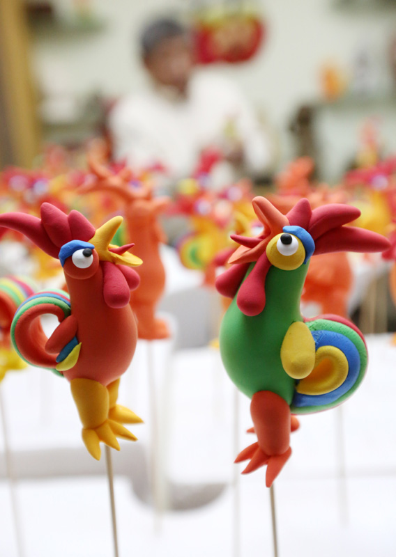 中区61岁的民间艺人阚宗勤创作出以鸡为主题的面塑作品"百鸡迎鸡年"