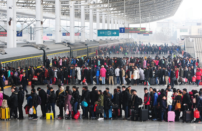 铁路迎来节后返程客流高峰