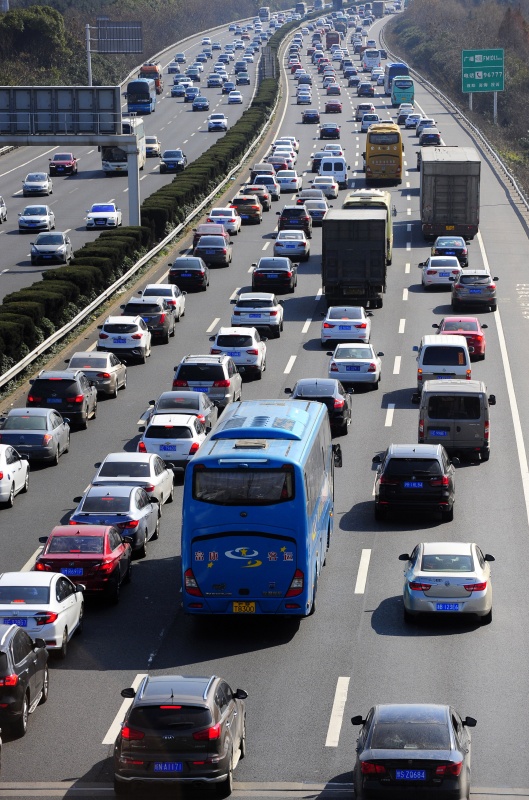 各地迎来返程客流高峰