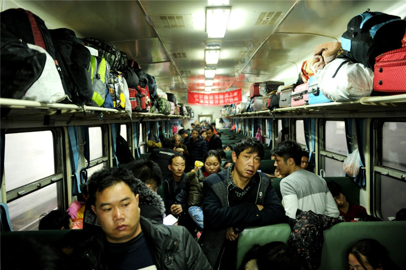 乘坐k4672次列车的旅客在车厢内(2月6日摄).