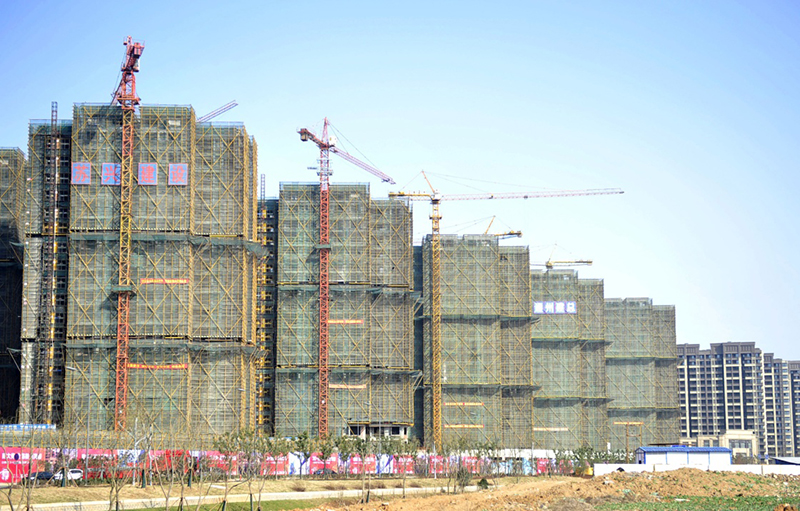 这是南京市江北新区一处正在建设的商品房小区楼房(2月18日摄).