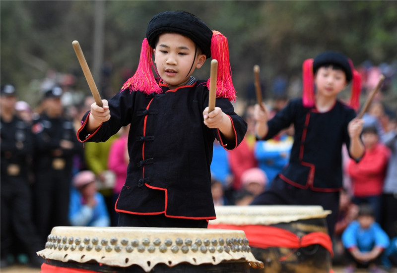 小朋友在非物质文化遗产展演中进行敲鼓表演.