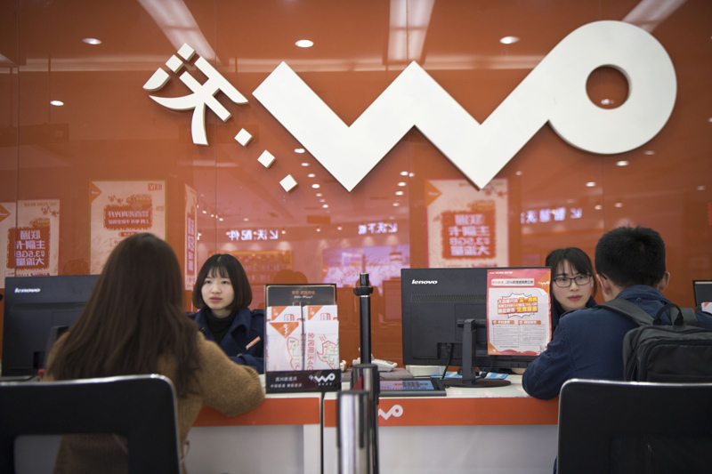 3月6日,市民在武汉中南路一家中国联通营业厅办理业务.