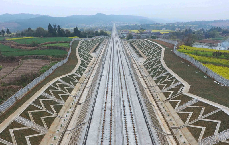 西(安)成(都)铁路客运专线是我国首条穿越秦岭的高速铁路,设计时速为